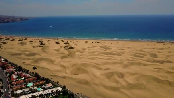 Luftaufnahme der Wüste bei den Dünen von Maspalomas auf der Insel Gran Canaria — Stockvideo