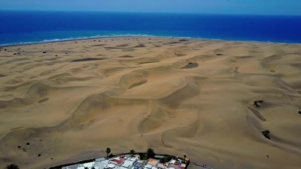 Вид з повітря на пустелю в дюнах мазаломів на острові Гран - Канарія. — стокове відео
