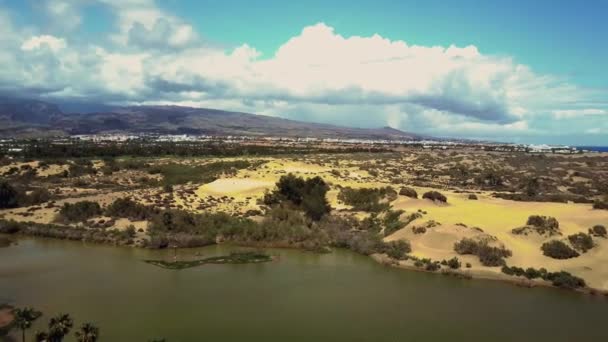 Vista aérea do deserto nas dunas de maspalomas na ilha de gran canaria — Vídeo de Stock