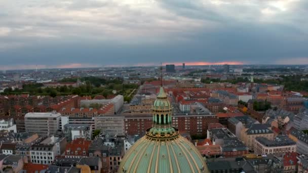 Letecký pohled na kopuli kostela frederiků v Kodani — Stock video