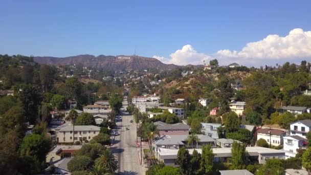 Vanuit de lucht uitzicht op het Hollywood sign district in Los Angeles — Stockvideo