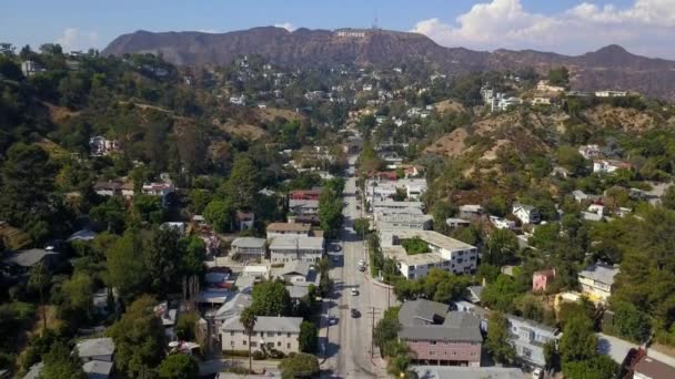 Vue aérienne du quartier des panneaux hollywoodiens à los angeles — Video