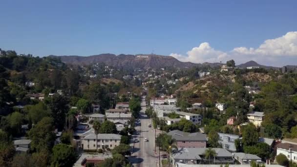 Vanuit de lucht uitzicht op het Hollywood sign district in Los Angeles — Stockvideo