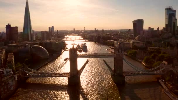 Vue aérienne du pont-tour emblématique de Londres — Video