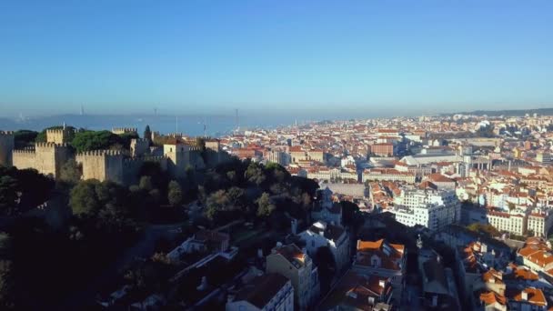 Luftaufnahme der Altstadt von Lissabon beim Schloss São Jorge in Portugal — Stockvideo