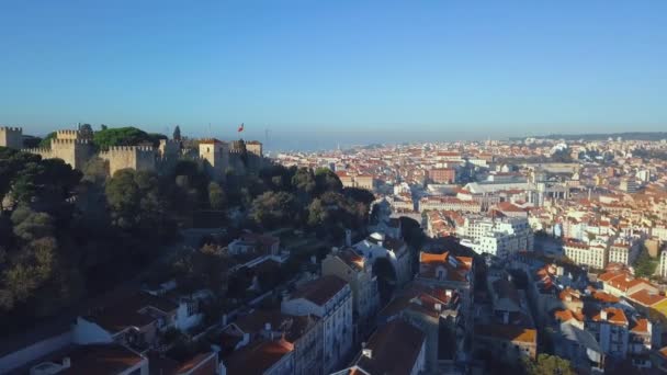 Vista aérea del casco antiguo de lisboa por el castillo de sao jorge en portugal — Vídeos de Stock