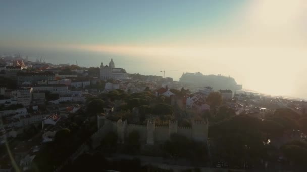 Antenn utsikt över den lisbon gamla stan vid sao jorge slott i portugal — Stockvideo