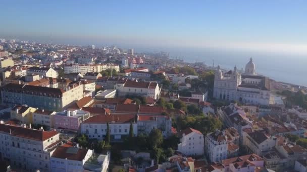 Vanuit de lucht uitzicht op de oude binnenstad van Lissabon bij het kasteel van Sao Jorge in Portugal — Stockvideo