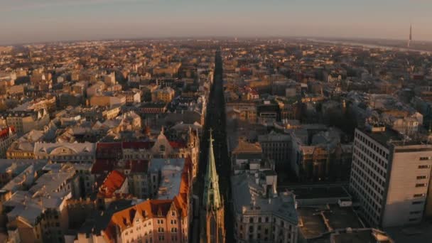 Flygfoto över den lutherska katedralen i riga — Stockvideo