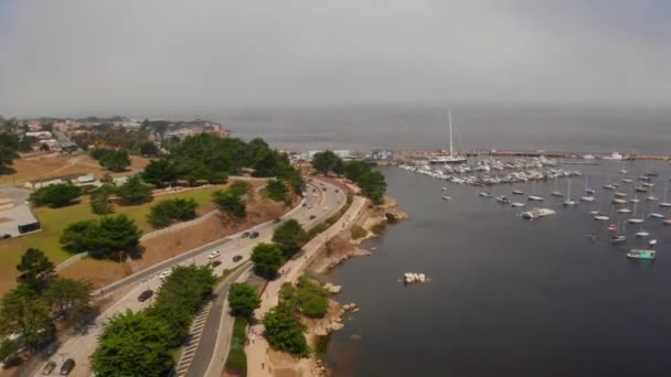 Vista aérea del acuario de la bahía de Monterey con muchos yates en el océano Pacífico — Vídeos de Stock