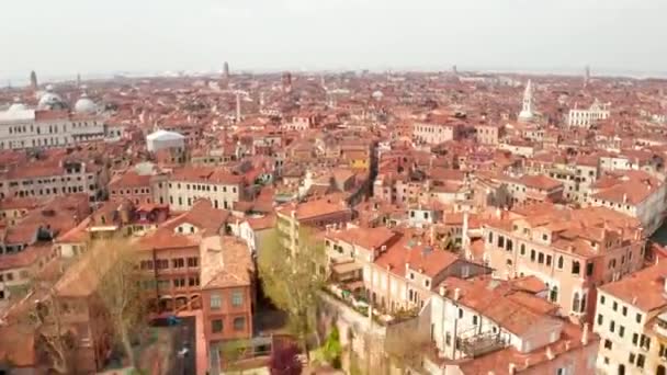 Vista aérea de los estrechos canales y tejados anaranjados en Venecia — Vídeo de stock