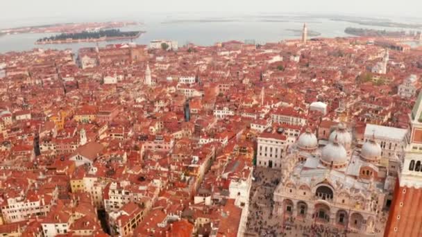 Vista aérea dos canais estreitos e telhados laranja em Veneza — Vídeo de Stock