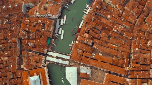 Vanuit de lucht zicht op de smalle grachten en oranje daken in Venetië — Stockvideo