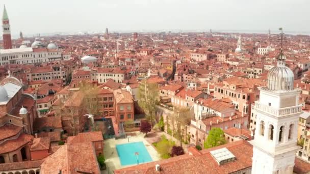 Vanuit de lucht zicht op de smalle grachten en oranje daken in Venetië — Stockvideo