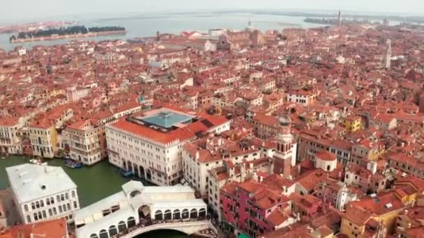 Vanuit de lucht zicht op de smalle grachten en oranje daken in Venetië — Stockvideo