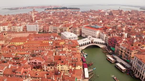 ヴェネツィアの狭い運河やオレンジの屋根の空中ビュー — ストック動画