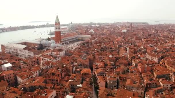 Vanuit de lucht zicht op de smalle grachten en oranje daken in Venetië — Stockvideo