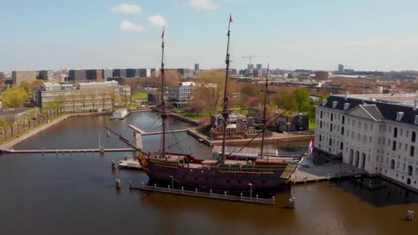 Вид с воздуха на музей науки о Немо в Амстердаме — стоковое видео