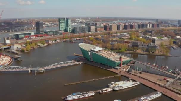 Letecký pohled na nemo vědecké muzeum v Amsterdamu — Stock video