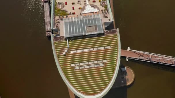 Vista aérea del museo de ciencia Nemo en Amsterdam — Vídeo de stock