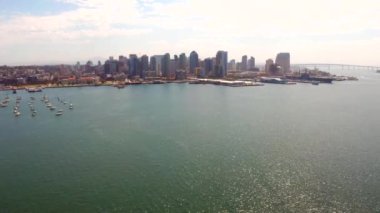 San Diego Limanı 'nın havadan görünüşü ve Us Midway Taşıyıcı