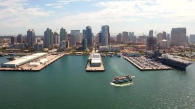 San Diego Limanı 'nın havadan görünüşü ve Us Midway Taşıyıcı