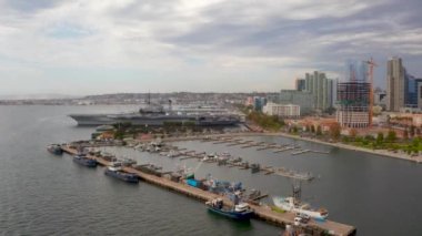 San Diego Skyline ve uss Midway Müzesi 'nin havadan görünüşü