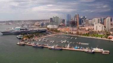 San Diego Skyline ve uss Midway Müzesi 'nin havadan görünüşü