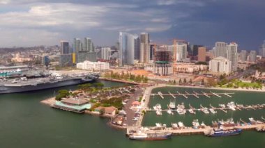San Diego Skyline ve uss Midway Müzesi 'nin havadan görünüşü
