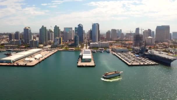 Luftaufnahme der Hafendocks von San Diego und des US Midway Carriers — Stockvideo