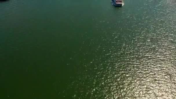 Vanuit de lucht zicht op de haven van San Diego dokken en uss halverwege carrier — Stockvideo