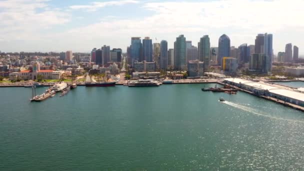 Vanuit de lucht zicht op de haven van San Diego dokken en uss halverwege carrier — Stockvideo
