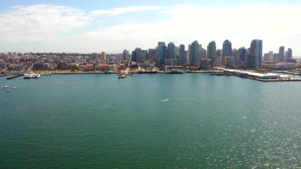 Воздушный вид на портовые доки Сан-Диего и суссе на полпути — стоковое видео