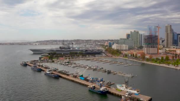 San Diego Skyline ve uss Midway Müzesi 'nin havadan görünüşü — Stok video