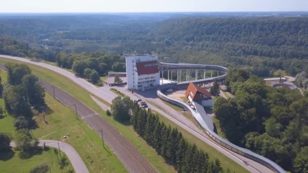 Luchtfoto van de sigulda latvia bobslee slee en skelet spoor — Stockvideo