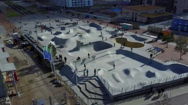 Vista aérea do parque de skate na cidade de malmo na Suécia — Vídeo de Stock