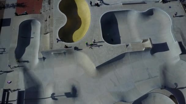 Vista aérea do parque de skate na cidade de malmo na Suécia — Vídeo de Stock