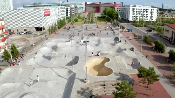 Воздушный вид скейт-парка в Мальмо города в Швеции — стоковое видео