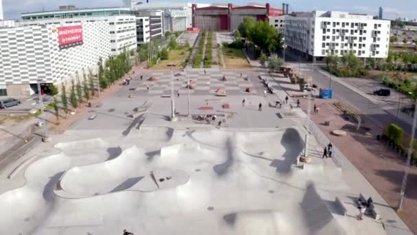 スウェーデンのマルモ市のスケートパークの空中ビュー 動画クリップ