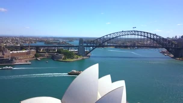 Vista aérea da casa de ópera de Sydney pela ponte do porto — Vídeo de Stock