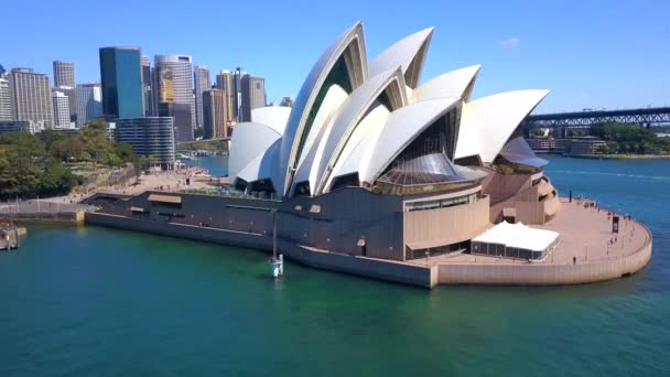 Vista aérea del teatro de ópera de Sydney por el puente del puerto — Vídeos de Stock