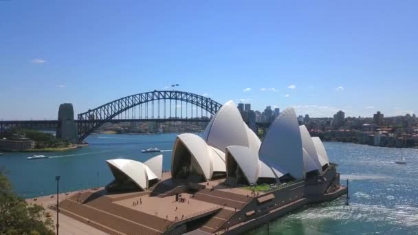 Luftaufnahme des Opernhauses von Sydney an der Hafenbrücke — Stockvideo