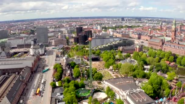 Antenn utsikt över tivoli trädgårdar nöjespark staden köpenhamn — Stockvideo