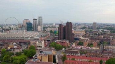 Londra 'daki Waterloo istasyonu ve şehir siluetinin havadan görüntüsü.