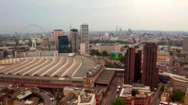 Londra 'daki Waterloo istasyonu ve şehir siluetinin havadan görüntüsü.