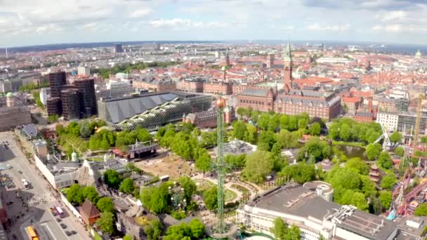コペンハーゲンのティヴォリ・ガーデンズ・アミューズメントパークシティの空中ビュー — ストック動画