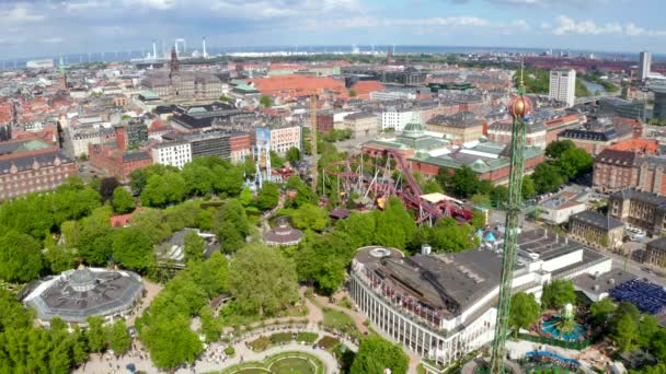コペンハーゲンのティヴォリ・ガーデンズ・アミューズメントパークシティの空中ビュー — ストック動画