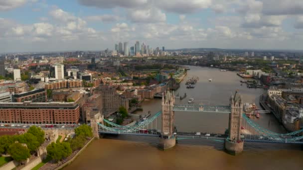 Luchtfoto van de toren brug stad Londen en de scherf wolkenkrabber — Stockvideo