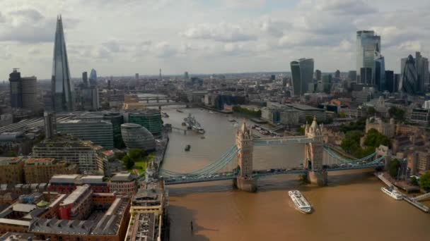 Vista aérea del puente de la torre de la ciudad de Londres y el rascacielos de fragmentos — Vídeo de stock