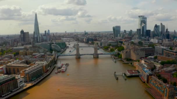ロンドンのタワーブリッジシティとシャード超高層ビルの空中ビュー — ストック動画